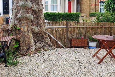 Studio to rent, St Martin's Road, LONDON