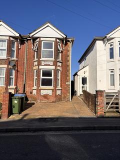 3 bedroom semi-detached house to rent, Weston Grove Road, Southampton SO19