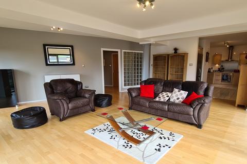 3 bedroom flat to rent, Breadalbane Street, Leith EH6