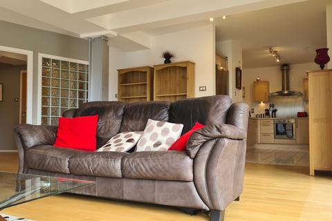 3 bedroom flat to rent, Breadalbane Street, Leith EH6