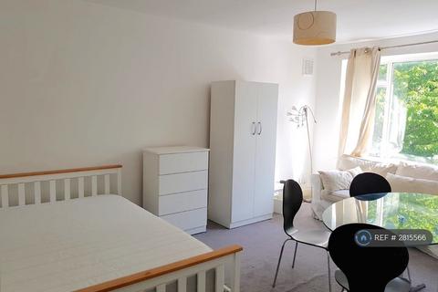 3 bedroom flat to rent, Pamlion Court, London, N4