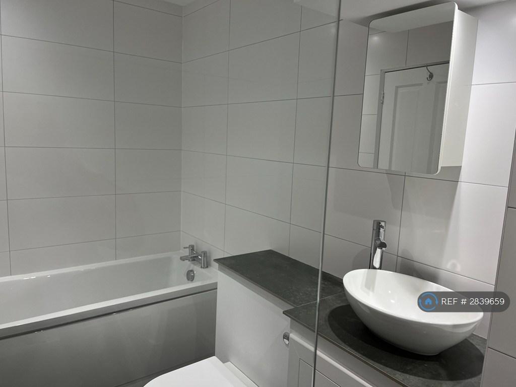 Main Bathroom Bath