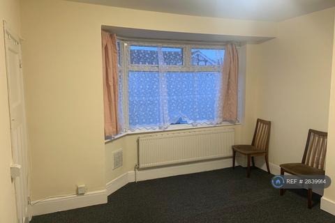 Studio to rent, Kent Road, Dagenham (Close To Dagenham East Station), RM10