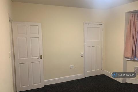 Studio to rent, Kent Road, Dagenham (Close To Dagenham East Station), RM10