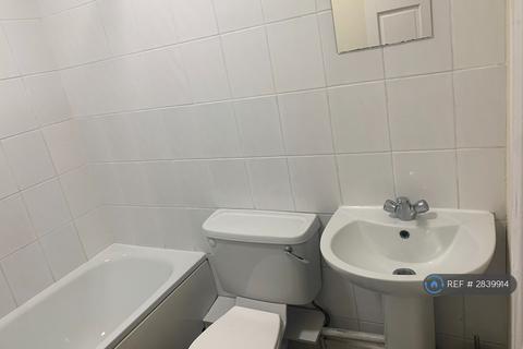 Studio to rent, Kent Road, Dagenham (Close To Dagenham East Station), RM10