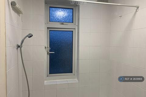 Studio to rent, Kent Road, Dagenham (Close To Dagenham East Station), RM10