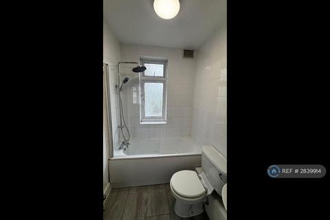 Studio to rent, Kent Road, Dagenham (Close To Dagenham East Station), RM10