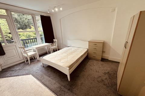 Studio to rent, Hillfield Park, London N10