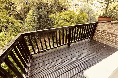 Studio to rent, Hillfield Park, London N10