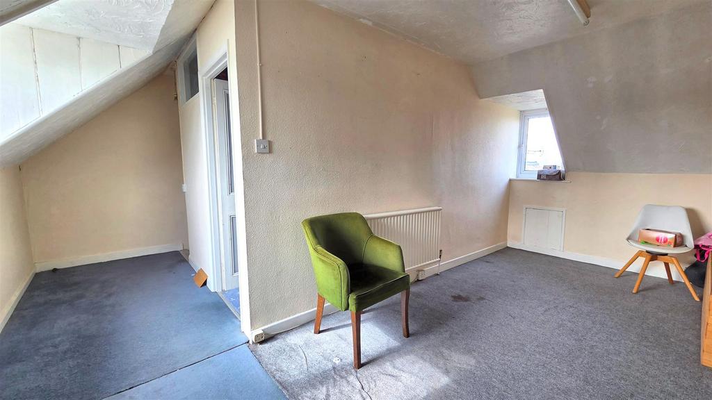 Bedroom 4 (Access to Bedroom 5)