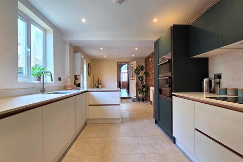 6 bedroom semi-detached house for sale, Upper Cliff Road, Gorleston