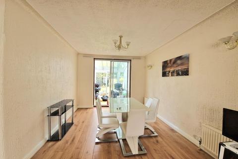 3 bedroom semi-detached house to rent, Carlton Avenue East, Wembley