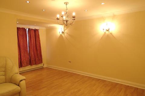 2 bedroom flat to rent, Drayton Gardens, West Drayton UB7