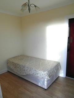 2 bedroom flat to rent, Drayton Gardens, West Drayton UB7