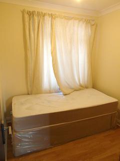 2 bedroom flat to rent, Drayton Gardens, West Drayton UB7
