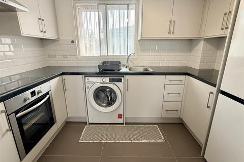 1 bedroom flat to rent, Raglan Close, Hounslow TW4