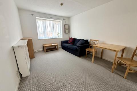 1 bedroom flat to rent, Raglan Close, Hounslow TW4