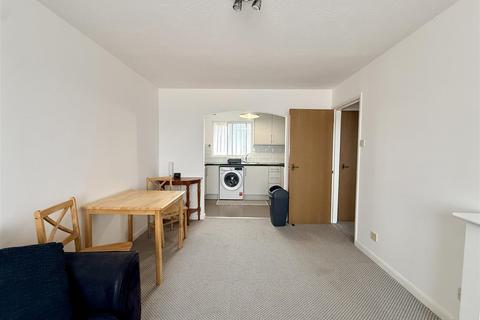 1 bedroom flat to rent, Raglan Close, Hounslow TW4