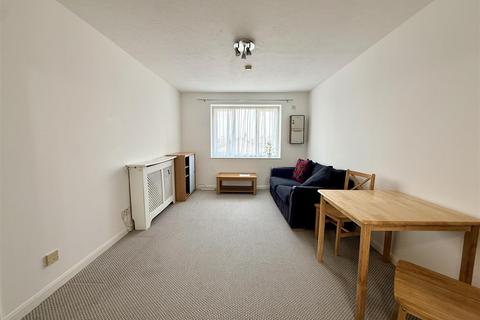 1 bedroom flat to rent, Raglan Close, Hounslow TW4
