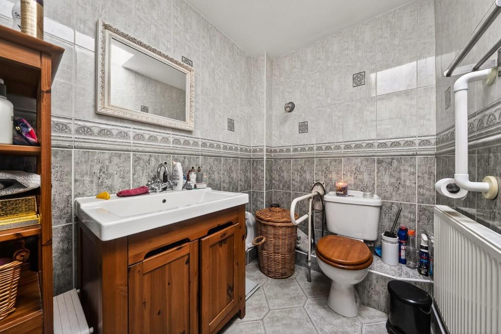 Shower Room 1 corner.jpg