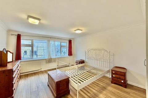 4 bedroom townhouse to rent, Corban Road, Hounslow TW3