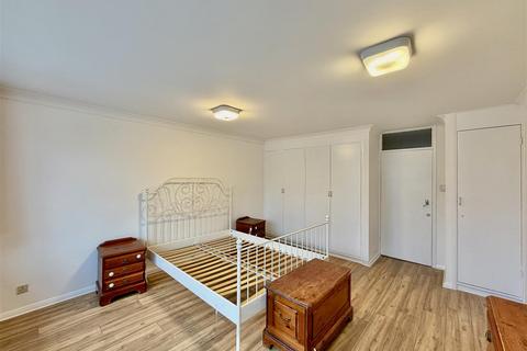 4 bedroom townhouse to rent, Corban Road, Hounslow TW3