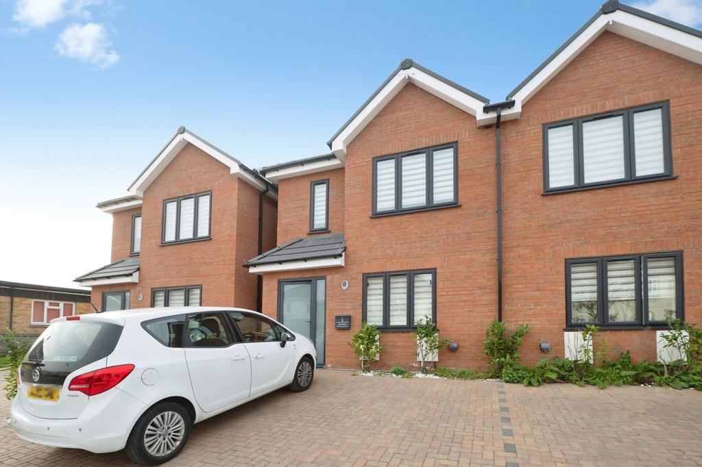 3 bedroom semi-detached house for sale