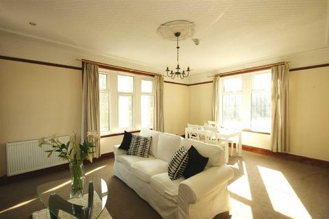 3 bedroom flat to rent, Ravenscar Avenue, Leeds