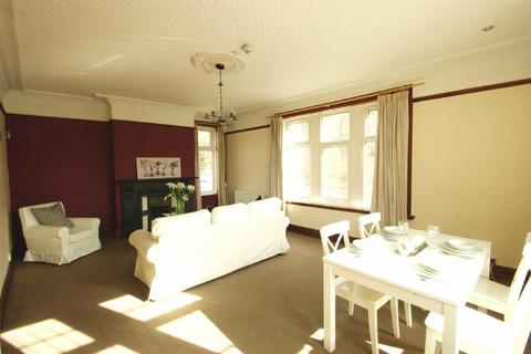 3 bedroom flat to rent, Ravenscar Avenue, Leeds