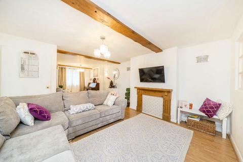 3 bedroom terraced house to rent, Finchley Park, London N12