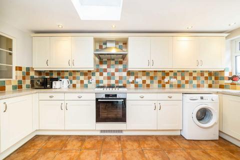 3 bedroom terraced house to rent, Finchley Park, London N12