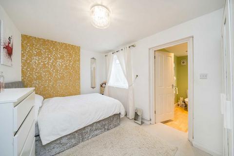 3 bedroom terraced house to rent, Finchley Park, London N12
