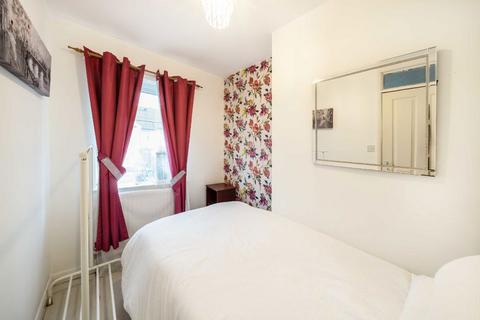 3 bedroom terraced house to rent, Finchley Park, London N12