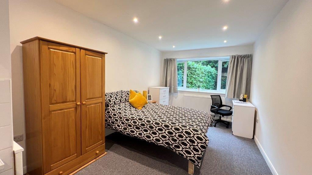 Bright double bedroom with wardrobe and study a...