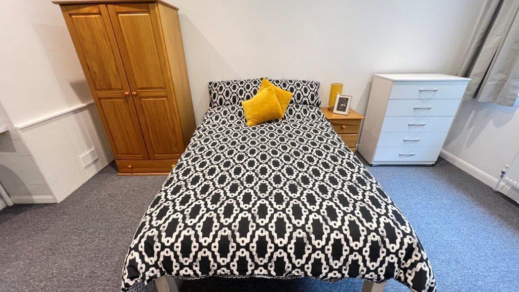 Bright, tidy bedroom with wardrobe and drawers...