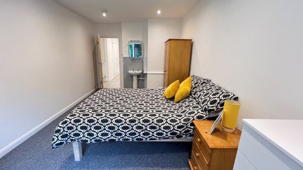 Bright, neatly furnished double bedroom with st...