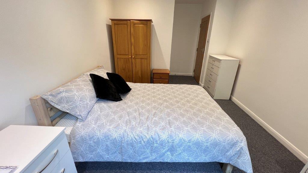 Bright, tidy bedroom with double bed and storag...