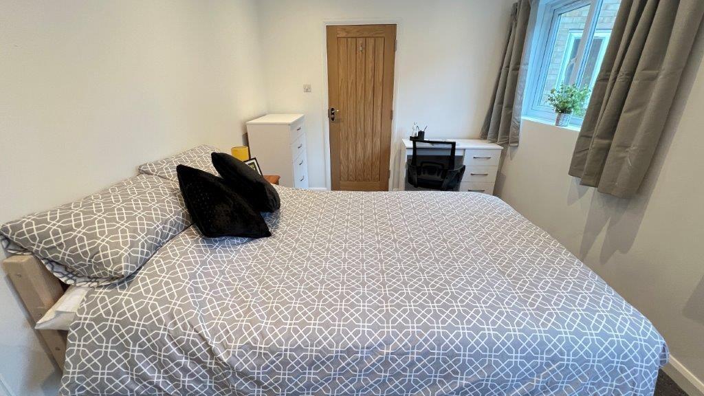 Bright, tidy double bedroom with storage and de...