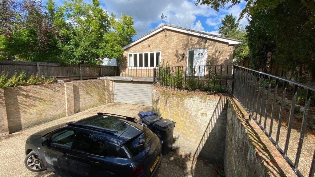 Detached house with private driveway and garage...