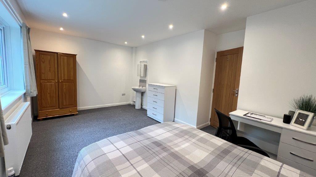 Bright, tidy double bedroom with study area...