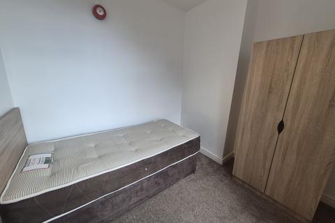 2 bedroom flat to rent, -6 Elm Avenue, Nottingham, NG3