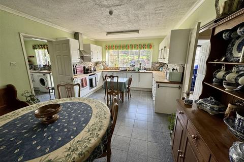 3 bedroom detached house for sale, Heol Cennen, Ffairfach, Llandeilo