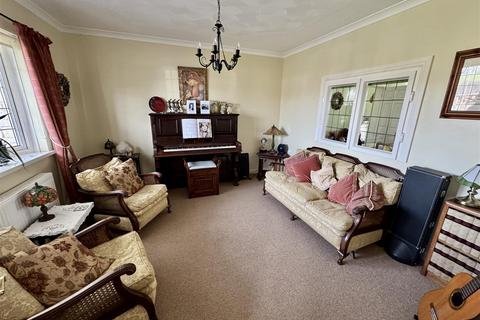 3 bedroom detached house for sale, Heol Cennen, Ffairfach, Llandeilo