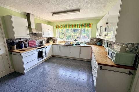 3 bedroom detached house for sale, Heol Cennen, Ffairfach, Llandeilo