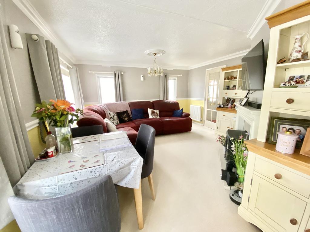 Lounge/Dining Rm