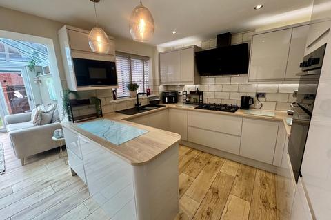 4 bedroom detached house for sale, Sunderland Close, Swadlincote DE11