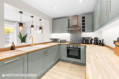 3 bedroom semi-detached house for sale, Stoneleigh Drive, Hoddesdon EN11