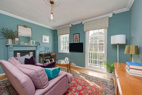 2 bedroom flat to rent, Well Walk
