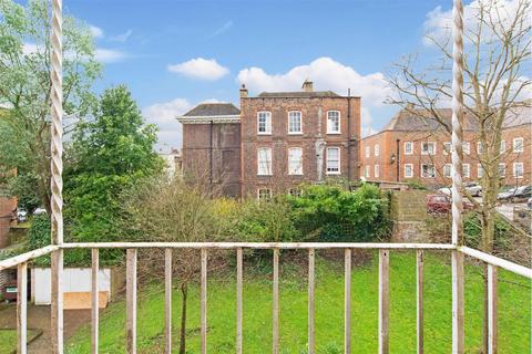 2 bedroom flat to rent, Well Walk