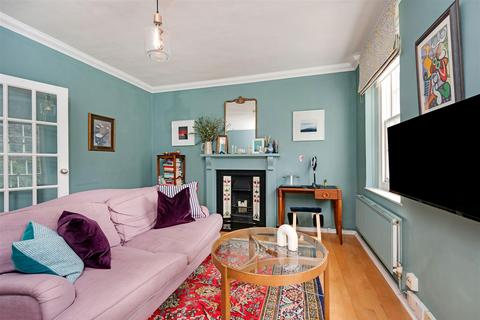2 bedroom flat to rent, Well Walk